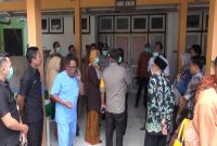 Petugas evakuasi jenazah yang tenggelam di Kamar Jenazah RSUD Sumenep