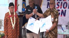 Bupati Sumenep, Kepala BNNK Sumenep, dan Dirut PT Garam Persero, saat membuka Peringatan Hari Anti Narkoba Internasional di Hall PT Garam Persero, Selasa (25/06/2019)
