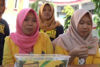 Mahasiswi Universitas Kadiri, Kediri-Jatim, demo pembuatan kukis berbahan dasar daun beluntas (ist)