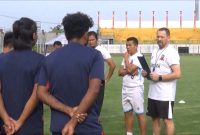 Dejan Antonic, memimpin latihan Madura United di Stadion Gelora Ratu Pamekasan, Jawa Timur. (istimewa)