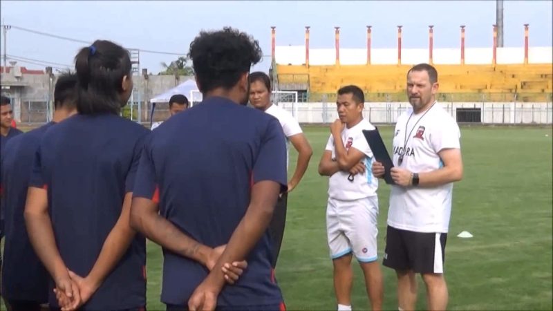 Dejan Antonic, memimpin latihan Madura United di Stadion Gelora Ratu Pamekasan, Jawa Timur. (istimewa)