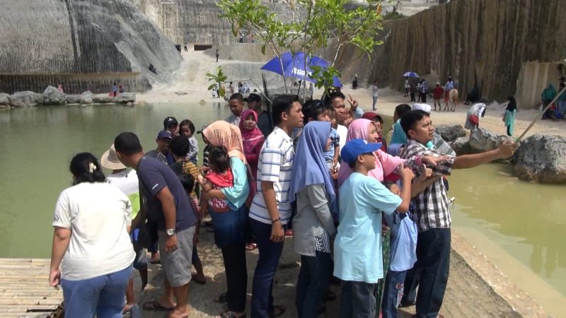 Suasana liburan warga di Bukit Jaddih, Kabupaten Bangkalan, Jawa Timur. (istimewa)