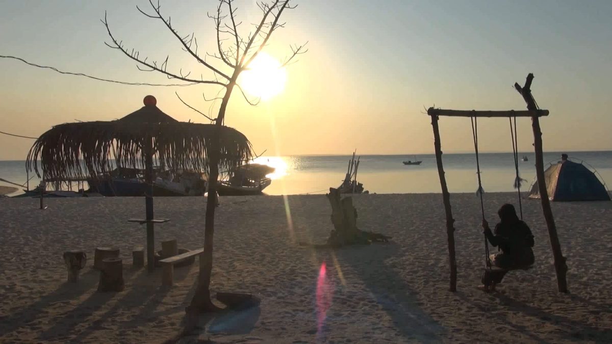 Sumenep : Pemandangan Sunset menjadi hal yang paling ditunggu wisatawan saat berkunjung ke Pulau Gililabak, Kabupaten Sumenep, Jawa Timur. Saat ini Pulau Gililabak dipromosikan pemerintah setempat agar menjadi wisata bahari unggulan yang ada di Jawa Timur. (istimewa)