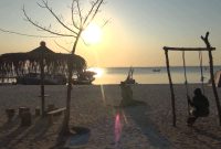 Sumenep : Pemandangan Sunset menjadi hal yang paling ditunggu wisatawan saat berkunjung ke Pulau Gililabak, Kabupaten Sumenep, Jawa Timur. Saat ini Pulau Gililabak dipromosikan pemerintah setempat agar menjadi wisata bahari unggulan yang ada di Jawa Timur. (istimewa)