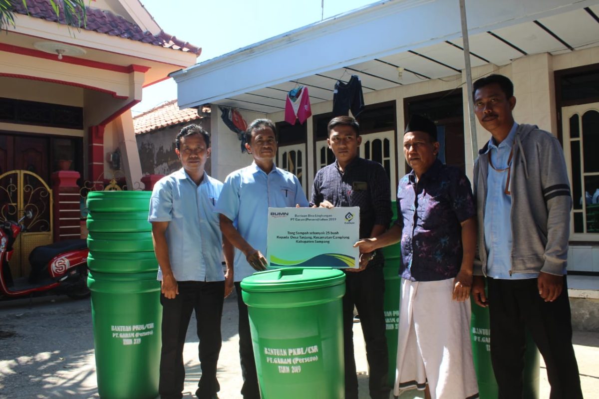 perwakilan PT Garam saat berikan bantuan tong sampah kepada warga