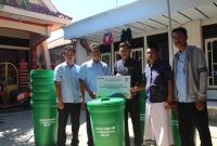 perwakilan PT Garam saat berikan bantuan tong sampah kepada warga