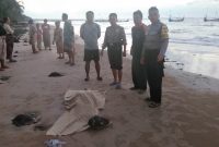 Petugas saat evakuasi jenazah korban tenggelam KLM Arin Jaya, (19/06/2019)