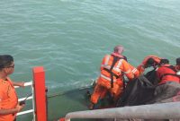 Petugas evakuasi jenazah korban KLM Arin Jaya keatas KN SAR 225 Widura, Rabu (19/06/2019)