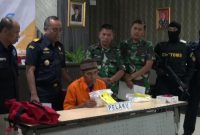 Tersangka Mulyono, berikut barang bukti 815 gram sabu-sabu, diamankan petugas gabungan Bea Cukai dan Polisi Militer TNI AL Lanudal Juanda, Kamis (27/06/2019)