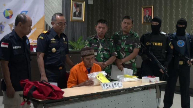 Tersangka Mulyono, berikut barang bukti 815 gram sabu-sabu, diamankan petugas gabungan Bea Cukai dan Polisi Militer TNI AL Lanudal Juanda, Kamis (27/06/2019)