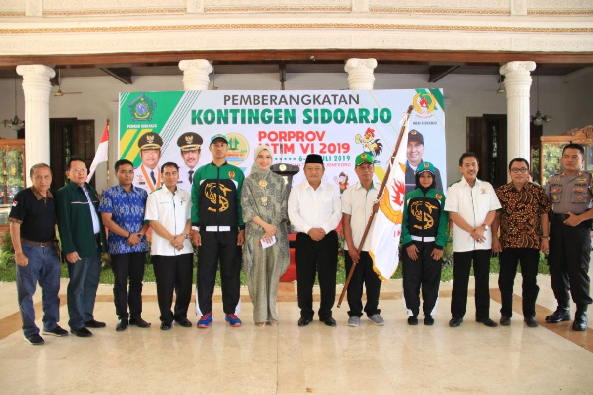 Bupati Sidoarjo, Saiful Ilah, saat melepas kontingen Sidoarjo yang akan berlaga di Porprov Jatim. (istimewa)