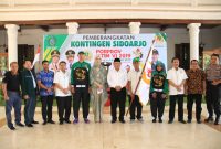 Bupati Sidoarjo, Saiful Ilah, saat melepas kontingen Sidoarjo yang akan berlaga di Porprov Jatim. (istimewa)