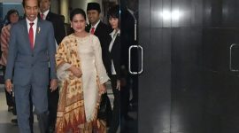 Presiden Jokowi dan Ibu Negara saat tiba di RSUD Dr Soetomo, Surabaya, Sabtu (29/06/2019) malam. (foto: Media Sekretariat Presiden)