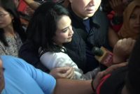 Artis Vanessa Angel dikawal sejumlah orang saat dibebaskan dari Rutan Klas 1 Surabaya, Minggu (30/06/2019). (istimewa)