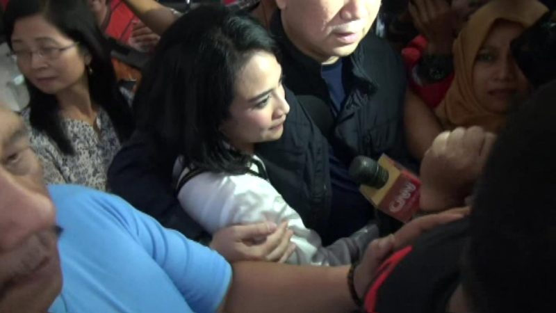 Artis Vanessa Angel dikawal sejumlah orang saat dibebaskan dari Rutan Klas 1 Surabaya, Minggu (30/06/2019). (istimewa)