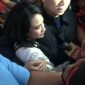 Artis Vanessa Angel dikawal sejumlah orang saat dibebaskan dari Rutan Klas 1 Surabaya, Minggu (30/06/2019). (istimewa)