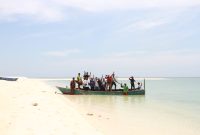 Pulau Talango Tengah Eksotis: Wisatawan pose bersama diatas perahu, di pantai Pulau Talango Tengah, Kecamatan Ra'as, Kabupaten Sumenep, Jatim. (*)