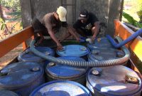 Warga di Pulau Talango, Kabupaten Sumenep, Jatim harus membeli air bersih untuk kebutuhan sehari-hari karena sumur Desa mulai mengering (dok.)