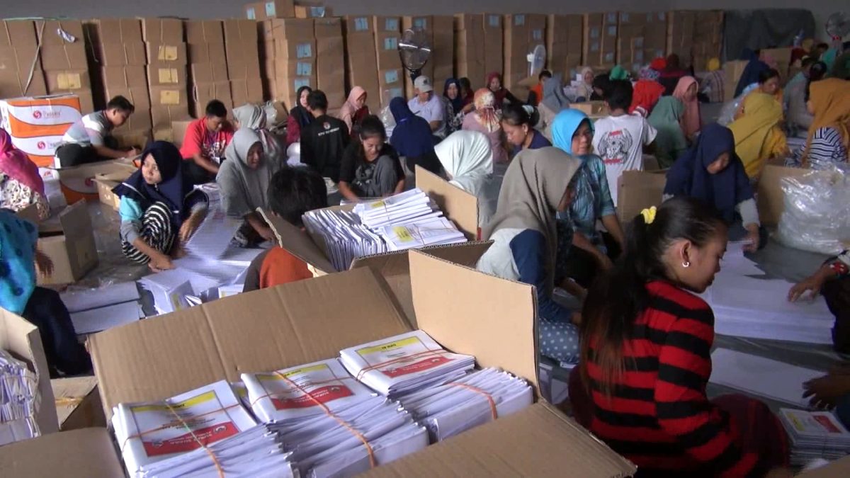 Dok. Proses sortasi dan packing surat suara Pemilu 2019, di gudang logistik KPU Kabupaten Sumenep, Jawa Timur. (istimewa)