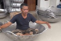 PANCI MILENIAL: Muhammad, 54 tahun, warga Desa Kalianget Timur, Kecamatan Kalianget, Sumenep-Jatim. Sejak puluhan tahun bergelut dengan usaha Panci. Kini mulai merambah produksi Panci ukuran raksasa. Pembuatan 1 produk panci membutuhkan waktu selama dua pekan. (istimewa)