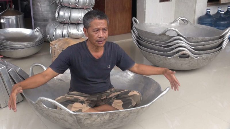 PANCI MILENIAL: Muhammad, 54 tahun, warga Desa Kalianget Timur, Kecamatan Kalianget, Sumenep-Jatim. Sejak puluhan tahun bergelut dengan usaha Panci. Kini mulai merambah produksi Panci ukuran raksasa. Pembuatan 1 produk panci membutuhkan waktu selama dua pekan. (istimewa)