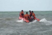 Petugas Basarnas saat menyisir lokasi tenggelamnya KLM Arin Jaya