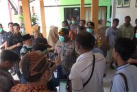 Bupati Sumenep, KH Abuya Busyro Karim, saat memantau proses identifikasi korban KLM Arin Jaya di RSUD Mohammad Anwar, Sumenep (18/06/2019) 