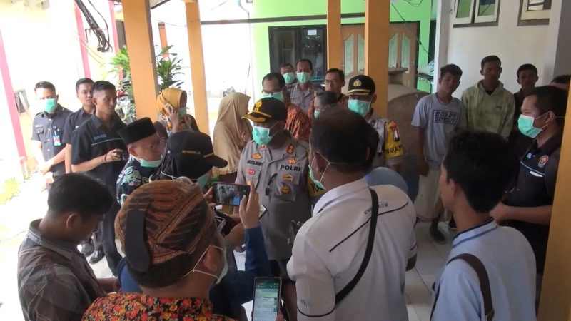Bupati Sumenep, KH Abuya Busyro Karim, saat memantau proses identifikasi korban KLM Arin Jaya di RSUD Mohammad Anwar, Sumenep (18/06/2019) 