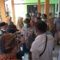 Bupati Sumenep, KH Abuya Busyro Karim, saat memantau proses identifikasi korban KLM Arin Jaya di RSUD Mohammad Anwar, Sumenep (18/06/2019)