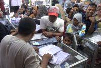 Sumenep : Warga antre membeli perlengkapan sekolah di pusat kota Sumenep, Jumat (28/06/2019)