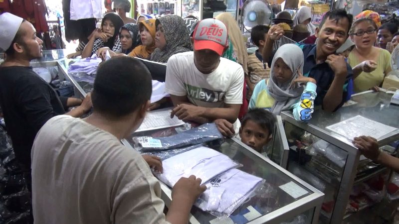 Sumenep : Warga antre membeli perlengkapan sekolah di pusat kota Sumenep, Jumat (28/06/2019)