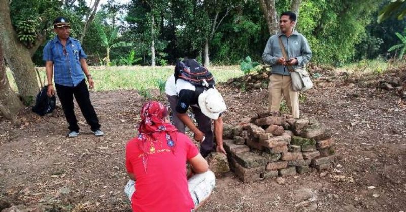 Petugas pantau temuan struktur bangunan Candi kuno di Kediri, Jawa Timur.