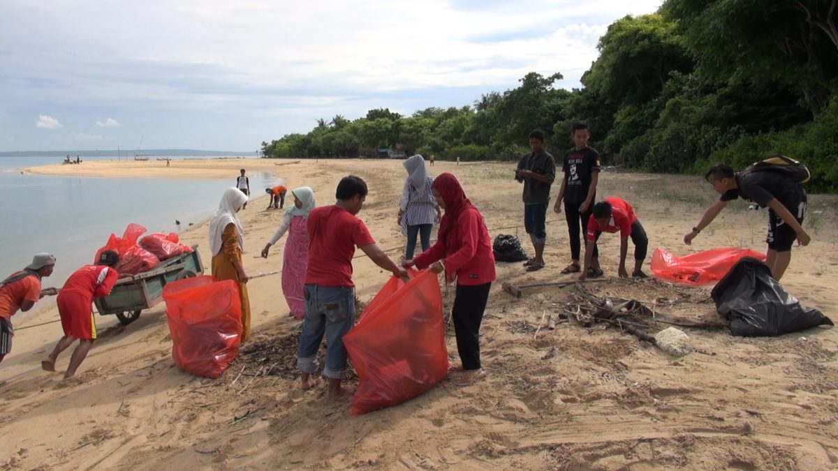 Warga dan aktivis lingkungan hidup Sumenep, saat merintis Pantai Sembilan, di Pulau Giligenting, Kabupaten Sumenep, Jawa Timur. (Budi/ SJ foto/dok)