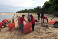 Warga dan aktivis lingkungan hidup Sumenep, saat merintis Pantai Sembilan, di Pulau Giligenting, Kabupaten Sumenep, Jawa Timur. (Budi/ SJ foto/dok)