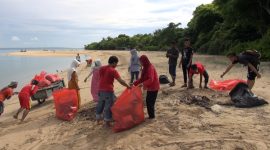 Warga dan aktivis lingkungan hidup Sumenep, saat merintis Pantai Sembilan, di Pulau Giligenting, Kabupaten Sumenep, Jawa Timur. (Budi/ SJ foto/dok)