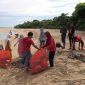 Warga dan aktivis lingkungan hidup Sumenep, saat merintis Pantai Sembilan, di Pulau Giligenting, Kabupaten Sumenep, Jawa Timur. (Budi/ SJ foto/dok)