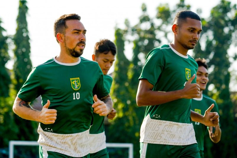 Gelandang Damian Lizio dan Bek Andri Muliadi berlatih di lapangan Polda Jatim, Surabaya, Jawa Timur. (dok. persebaya)