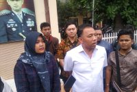 Abdul Malik, Kuasa Hukum korban penipuan berkedok investasi rumah ditemui wartawan di Polresta Sidoarjo. (Fah/SJ foto)