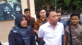 Abdul Malik, Kuasa Hukum korban penipuan berkedok investasi rumah ditemui wartawan di Polresta Sidoarjo. (Fah/SJ foto)