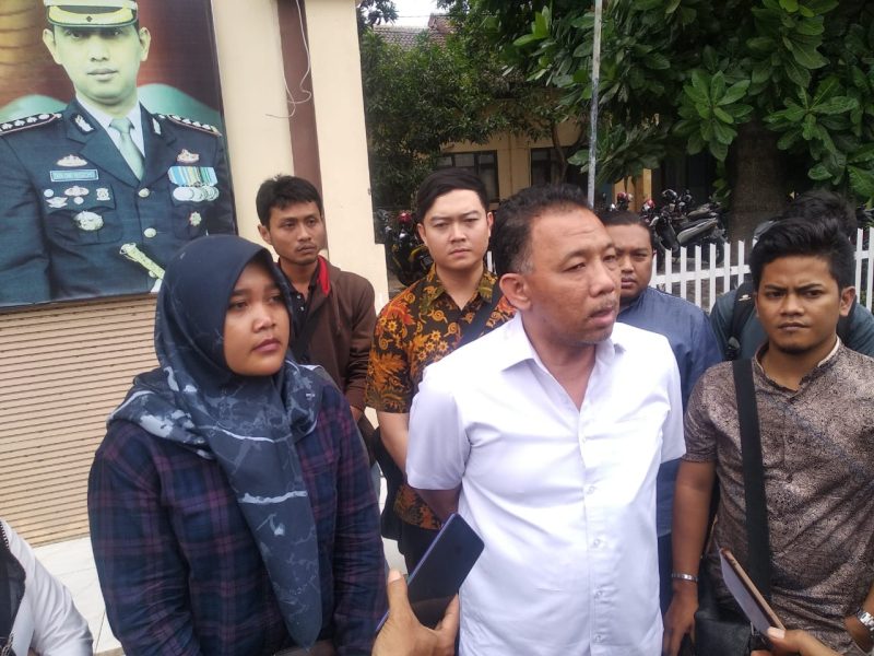 Abdul Malik, Kuasa Hukum korban penipuan berkedok investasi rumah ditemui wartawan di Polresta Sidoarjo. (Fah/SJ foto)