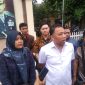 Abdul Malik, Kuasa Hukum korban penipuan berkedok investasi rumah ditemui wartawan di Polresta Sidoarjo. (Fah/SJ foto)