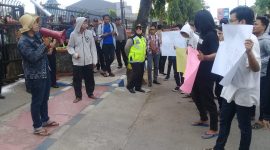 Pengunjukrasa dihadang di pintu kantor DPRD Sumenep, Jumat, 19/07/2019. (Budi/ SJ foto)
