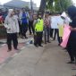 Pengunjukrasa dihadang di pintu kantor DPRD Sumenep, Jumat, 19/07/2019. (Budi/ SJ foto)