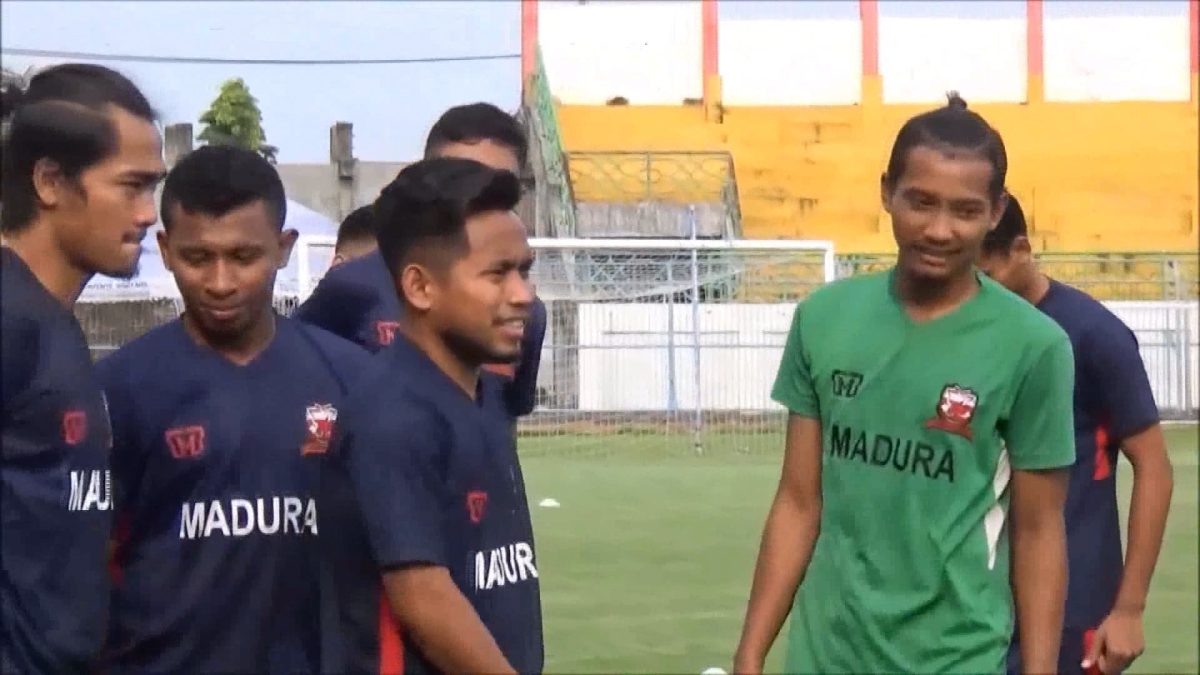 Andik Vermansyah saat latihan bersama tim Madura United, di Stadion Gelora Ratu Pamekasan, Kabupaten Pamekasan, Jawa Timur. (Budi/ SJ foto/ dok.)