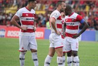 Greg Nwokolo, kapten Madura United, memimpin rekan-rekannya saat laga kontra PSM Makassar, di Stadion Andi Matalatta, Makassar, Minggu (31/06/2019). (foto: twitter madura united)