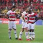 Greg Nwokolo, kapten Madura United, memimpin rekan-rekannya saat laga kontra PSM Makassar, di Stadion Andi Matalatta, Makassar, Minggu (31/06/2019). (foto: twitter madura united)