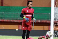 Kiper Madura United, Muhammad Ridho Djazulie, berlatih jelang laga kontra PSM Makassar. (foto: twitter madura united)