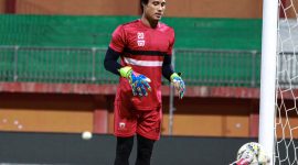 Kiper Madura United, Muhammad Ridho Djazulie, berlatih jelang laga kontra PSM Makassar. (foto: twitter madura united)