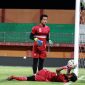Kiper Madura United, Muhammad Ridho Djazulie, berlatih jelang laga kontra PSM Makassar. (foto: twitter madura united)