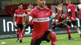 Pemain Madura United lakukan pemanasan jelang laga melawan PSM Makassar, di Stadion Gelora Ratu Pamekasan, Kabupaten Pamekasan, Jawa Timur, Kamis 04/07/2019. (foto: twitter madura united)  